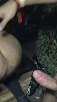 Dojrzały facet pieprzy blond mięśniaków