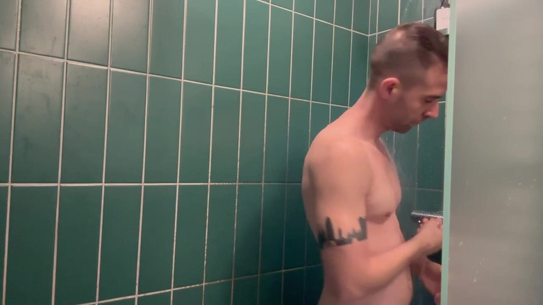 Brady Massage: Moi, dans la douche de mon collègue