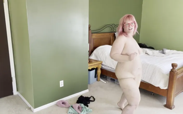 Alice Stoner: Gorgeous BBW Strips Naked and Jiggles Her Fat Ass Before...