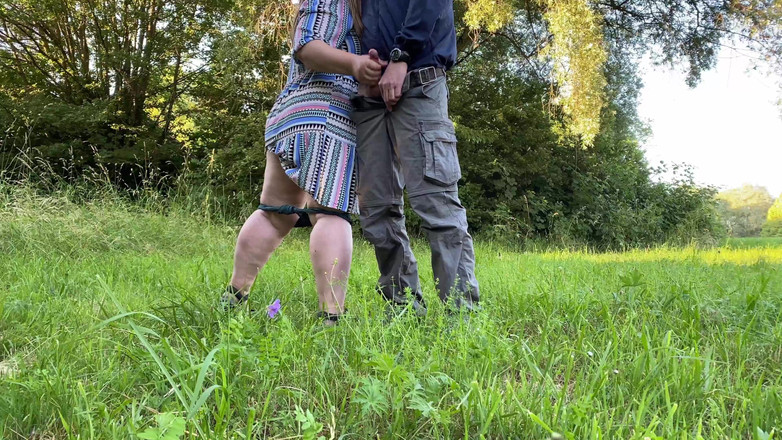 OurFetishLife: Skromný zeť mačká nádherný zadek tchyně, zatímco ho ona honí...