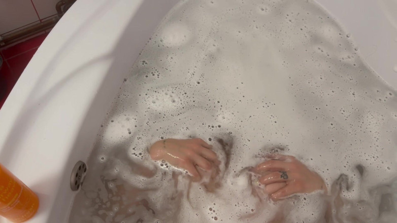 Emeli: Hairwash and Breath Hold Underwater