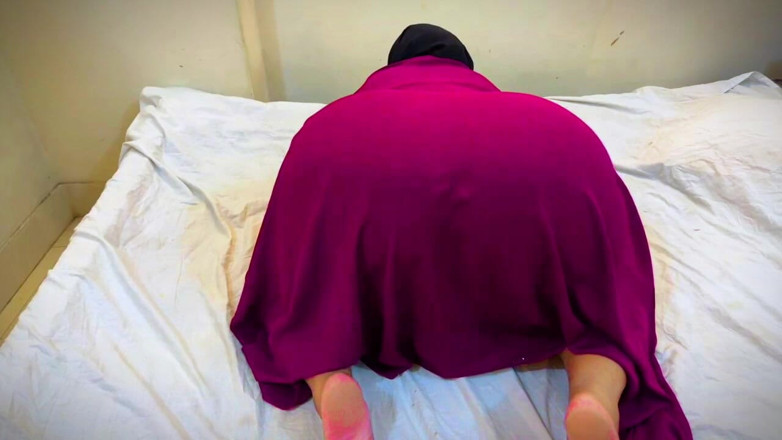 Your Boy's Cum: 나는 아랍에서 슈퍼 핫한 밀프 여자이기 때문에 베개 허핑없이 하루를 시작할 수 없습니다