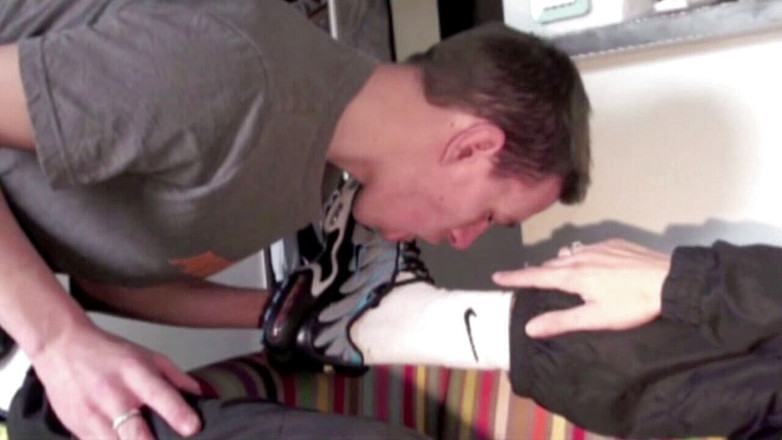 Sneaker Sex Kinky: Maxime submisovaná teniskou tonyho