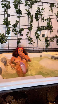 La dea bbw ebano stuzzica e fuma nella vasca da bagno