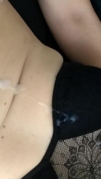Mmm saya suka menerima air mani, kehangatan itu mengalir ke atas tubuh saya