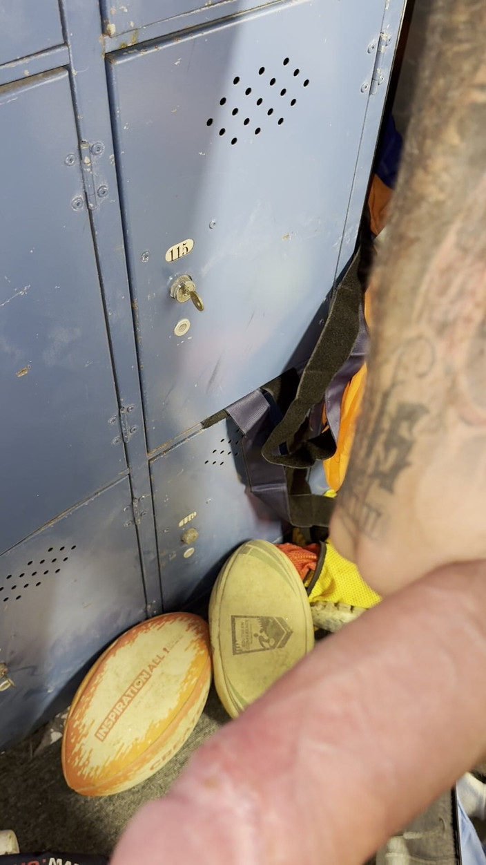 Andyleexxx: Je suis devenue coquine dans les vestiaires avec mon énorme bite