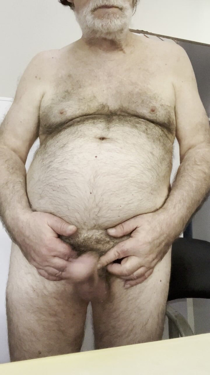 Coach Karl dude lodge: Pelatih 20250722 karl lagi asik gosok pentilnya