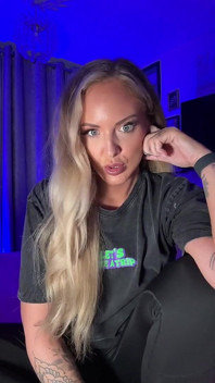 Diosa Gigi Beta da instrucciones de paja