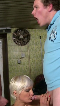 Sexy blondine mit dicken möpsen in doppelpenetration zu dritt gefickt