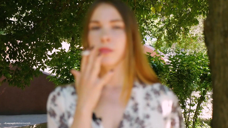 Russian Smokers: Євгенія курить сильну сигарету 120 мм