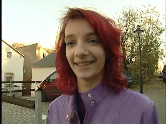 Dirty Teeny: Ragazza rossa con tette piccole fa un pompino incredibile al...