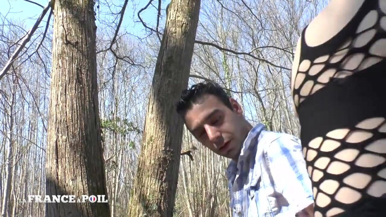 French Wives Offered: Il offre sa femme à un gangbang avec des inconnus