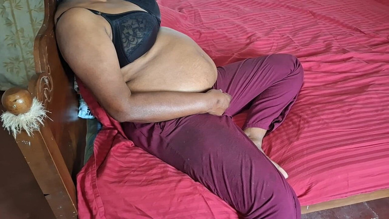 Teena New: Puremature Asyalı orta yaşlı seksi kadın yalnız hissediyor