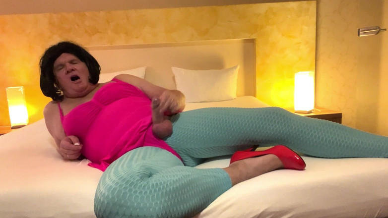 Nylon-Lottchen: Yoga Pants with Swimdress in the Bedroom