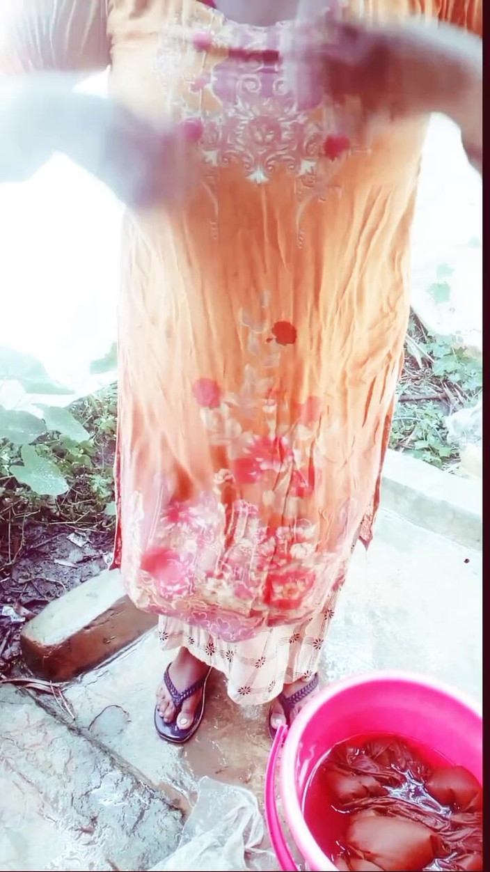 Sadia vabi: 美丽的村庄vabi展示他的大屁股和大胸部。