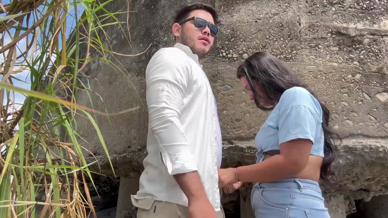 EMY_AND_JONH: J'ai trouvé une latina excitée dans la rivière et j'aime...