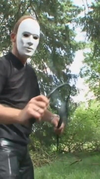 Принизливе розтягування батогом у лісі