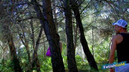 Fetish Gold: La calda mora con gli occhiali viene sbattuta nella foresta...