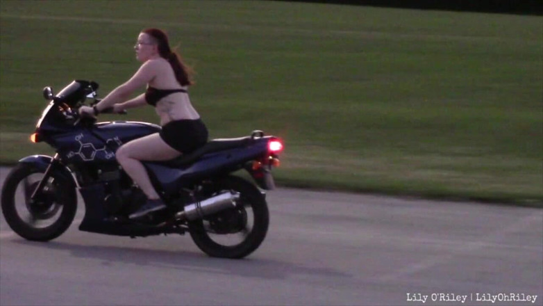 Lily O'Riley: Bikini-sportbike-Reiten (wmv)