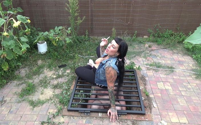 Domina Lady Vampira - SM Studio Femdom Empire: Punshing balls 4