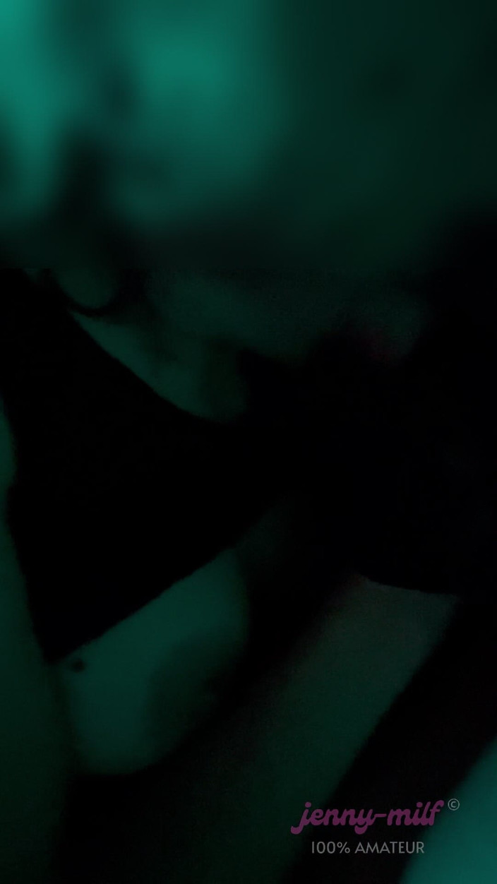 Jenny Milf: Jenny v sexy šatech, ona mě existuje a kouří mě