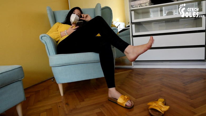 Czech Soles - foot fetish content: La modella con i piedi si è annoiata durante la quarantena