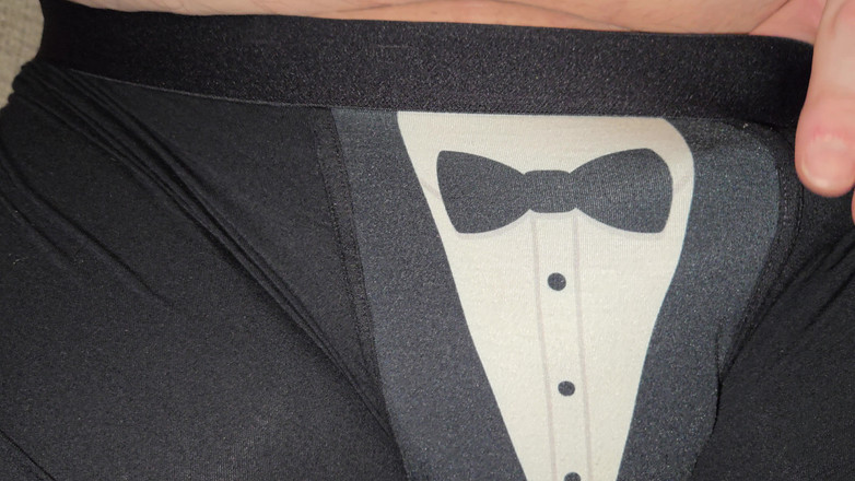 AssPlayLove: Angezogener schwanz wird gestreichelt