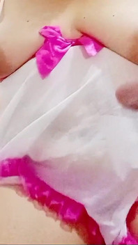 Aku lagi asik muasin memekku pakai dildo ukuran XL