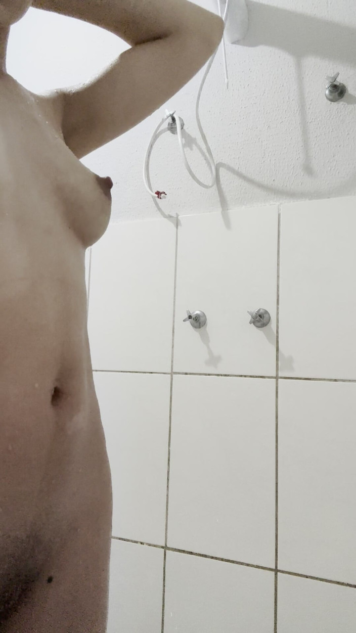 Alice Lima: Myji si blond vlasy při sprchování