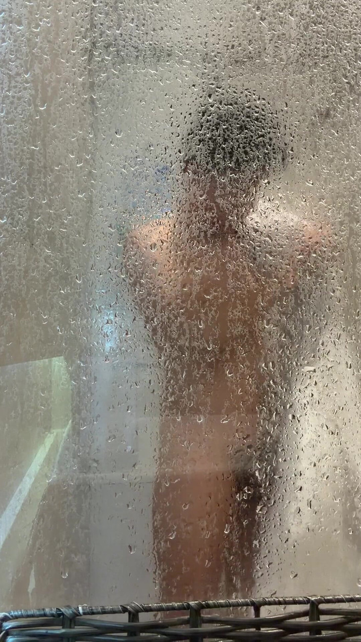 joanraay: 샤워하는 동안 내 의붓여친이 찾아와 문을 열어두다