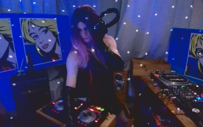 XXLUCYLUSHXX: Tits and Techno - Who Would Watch This on Weekly Livestream?