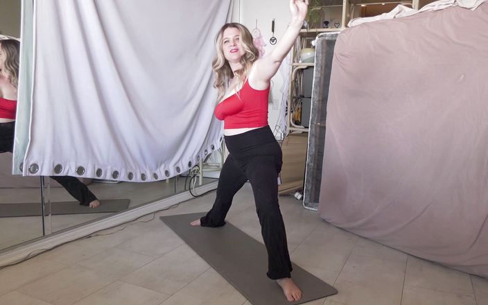 Erin Electra: Madrastra cachonda se la follan haciendo yoga