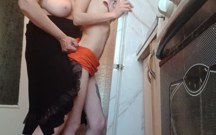 Lesbian-candys: Üvey annem beni mutfakta sert sikiyor