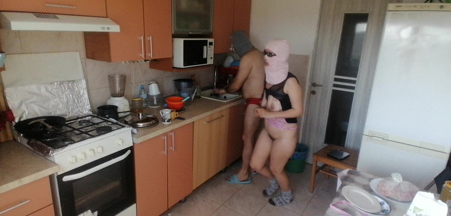 Mirsur: Koppel plezier in de keuken. Sexy vrouw doet naakt klusjes...