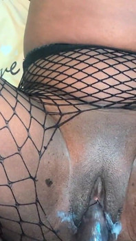 セクシーなエボニーのアマチュアが、彼氏を誘惑するためだけに売春婦の役を演じる