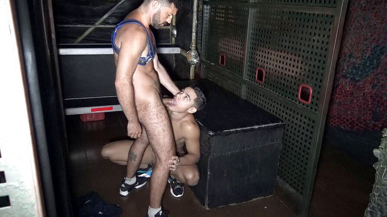 INTERRACIAL BAREBACK SEX: Sexy latino twni von papi in Barcelona gefickt