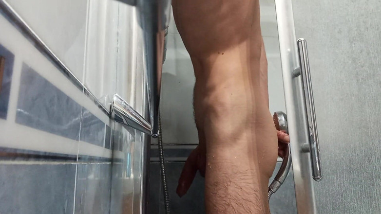 Elvissc: Bonito amador com um corpo musculoso e grande pau flácido...