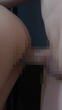 Suami masokis yang dikhianati menjadi teruja melihat seks isterinya yang curang; isteri memakai tali pinggang kesucian dan menunjukkan seks curang sambil tersenyum.