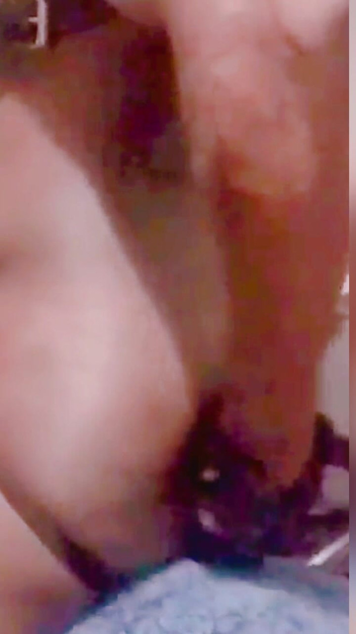 Black smoking muscle stepdad: Un Cul Huilé Noir Chevauche Des Jouets Sexuels Pour Décharger...