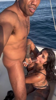 Yasmina Khan Büyük Siyah Bir Penisle Teknede Seks Yapıyor