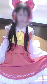 Smal downer style Cosplayer visar sin tysta charm medan hon spelar en reimu shrine maiden roll angle2