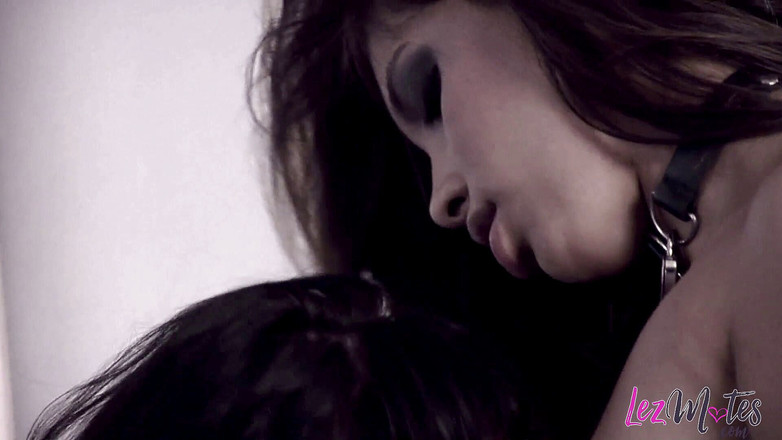 Lez Mates: Complacendo sus coños mojados apretados lamiéndolos