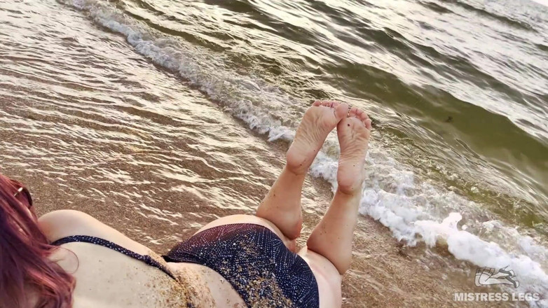 Mistress Legs: Güzel buruşuk tabanlar ve ayak parmakları deniz plajında gün batımının...