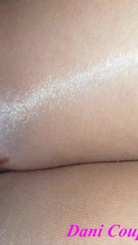 Дені тре свій великий член об сексуальні ноги свого партнера в дивовижних засмаглих колготках