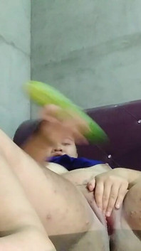 冷蔵庫にキュウリがあるのを見て、それで自分のアソコを突く