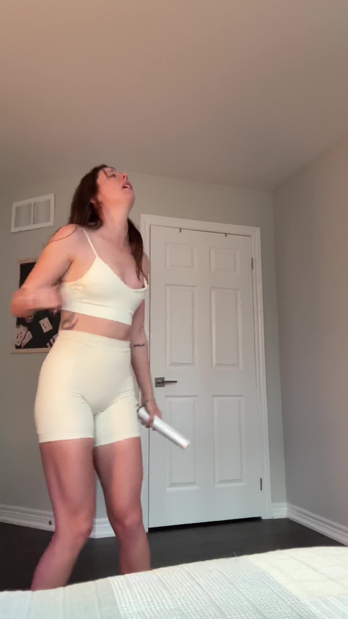Nadia Foxx: Menguji seluar pendek gim saya untuk melihat apakah mereka tembus...