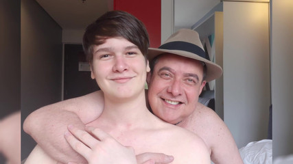 Carlos And Junior: Papá presumiendo de su cuerpo atractivo