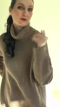 Squirt pada baju sejuk saya! Lady Victoria Valente Dalam Baju Sejuk Turtleneck Tebal