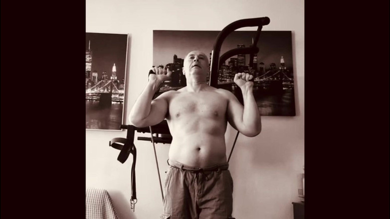 Alex Art: Silny mężczyzna masturbuje się po treningu