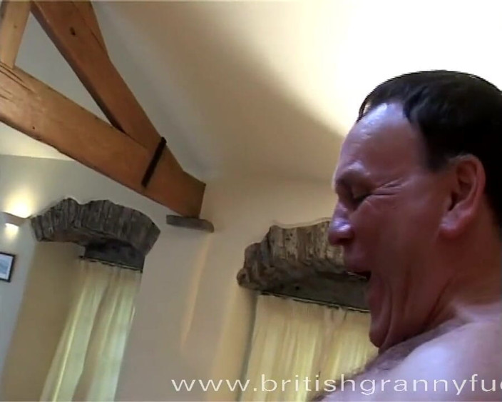 Freddies World: Gorąca blondynka MILF dom bierze kutasa